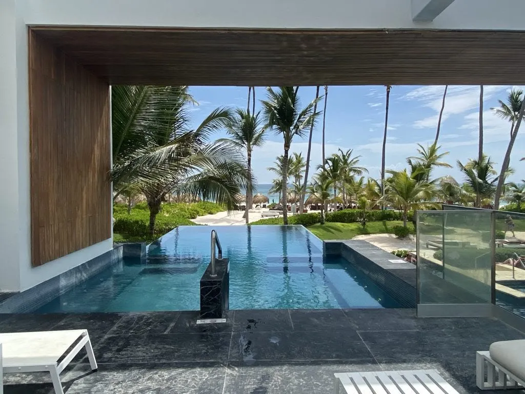 The infinity-edge Preferred Club pool at Secrets Royal Beach overlooking the beach